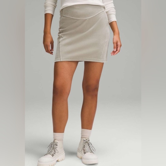 Lululemon NWT Scuba Mid-Rise Mini Skirt *Velvet Cord Riverstone Size 8